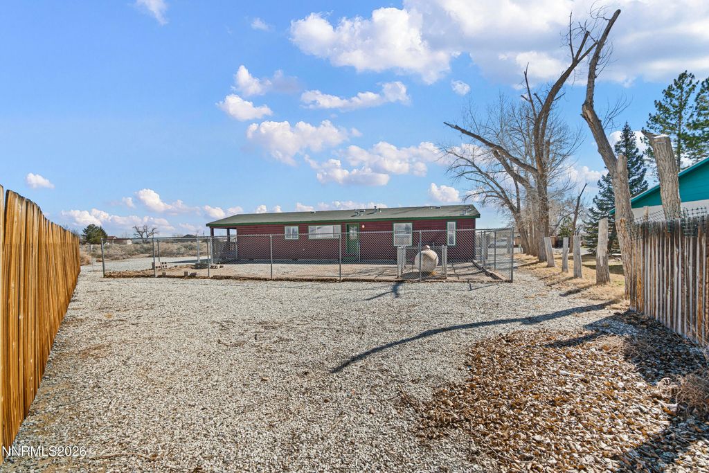 Image 10 of property listing at 6 Pauma Court, Yerington, NV 89447