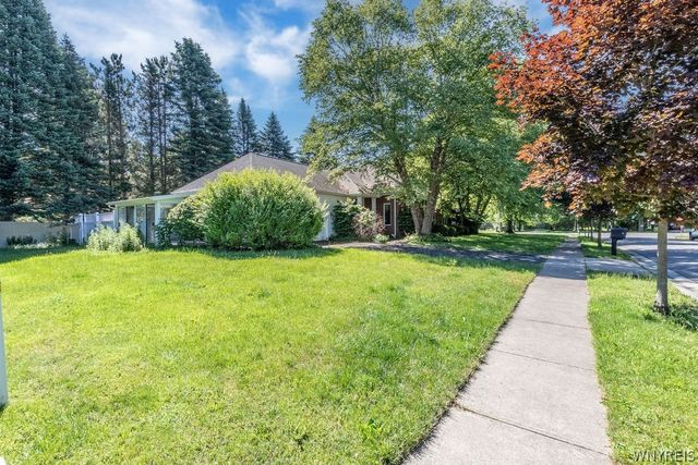 15 Brookshire Court, Amherst, NY 14051