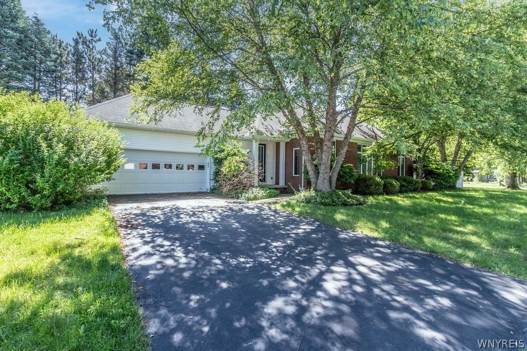 15 Brookshire Court, Amherst, NY 14051