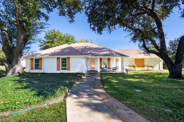 1505 Williamsburg Court, Ennis, TX 75119