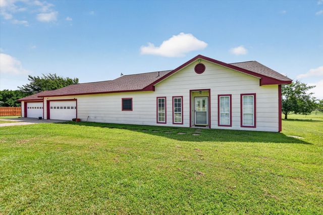 1958 Crockett Street, Sanger, TX 76266