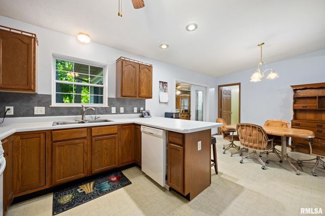 660 N PLEASANT HILL Road, East Peoria, IL 61611