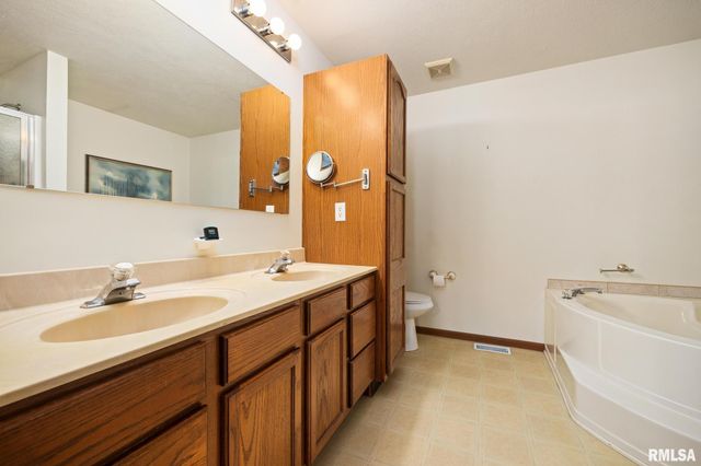 660 N PLEASANT HILL Road, East Peoria, IL 61611