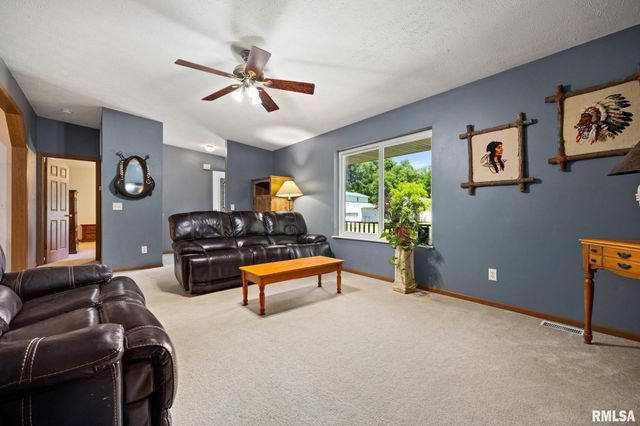 660 N PLEASANT HILL Road, East Peoria, IL 61611