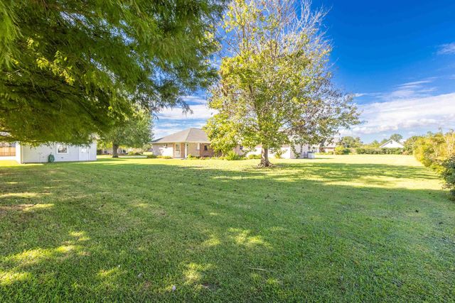 175 Lakeview Dr, Raceland, LA 70394
