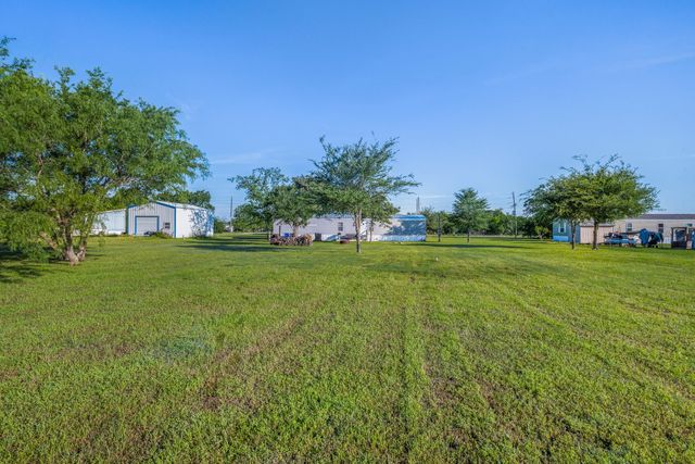 2592 County Rd 152, Bedias, TX 77831