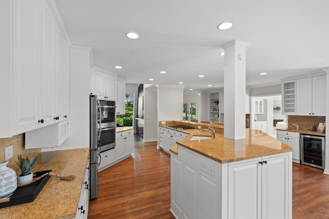 7011 Willow Creek Road, Eden Prairie, MN 55344