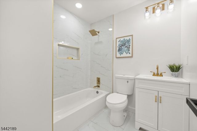 100 Pier Ln, Fairfield Twp., NJ 07004