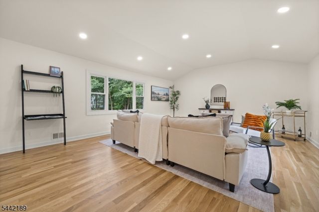 100 Pier Ln, Fairfield Twp., NJ 07004