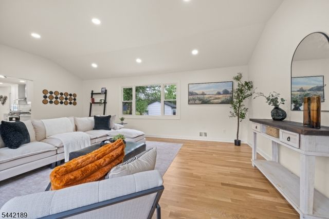 100 Pier Ln, Fairfield Twp., NJ 07004