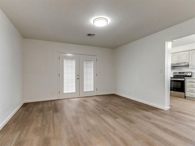 312 E Elder Lane, Mustang, OK 73064