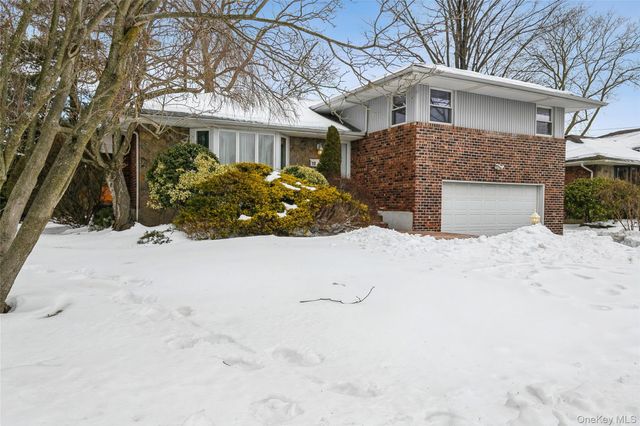 15 Center Drive, Syosset, NY 11791