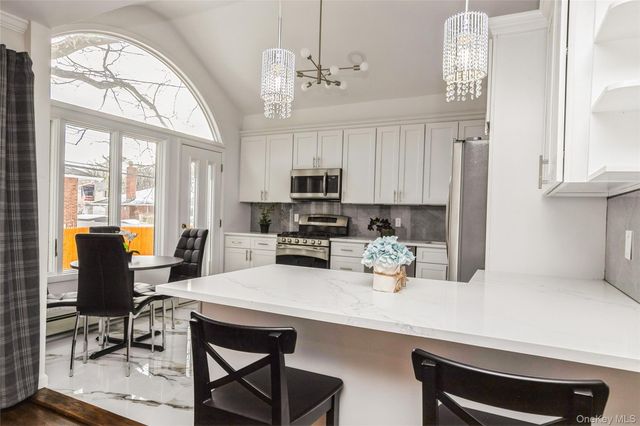 15 Center Drive, Syosset, NY 11791