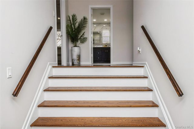 15 Center Drive, Syosset, NY 11791