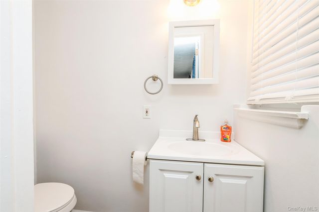 15 Center Drive, Syosset, NY 11791