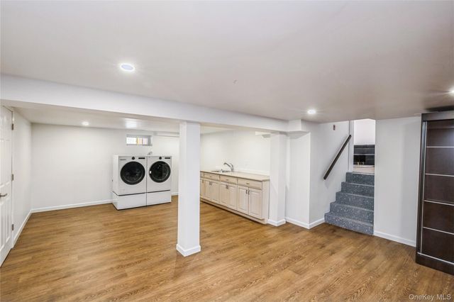 15 Center Drive, Syosset, NY 11791