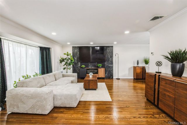 15 Center Drive, Syosset, NY 11791