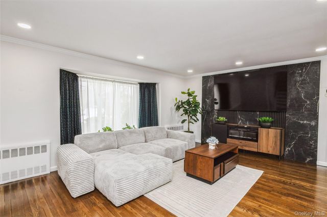 15 Center Drive, Syosset, NY 11791