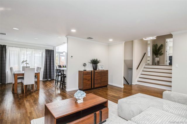 15 Center Drive, Syosset, NY 11791