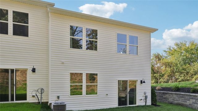 158 River Ridge Dr, Coraopolis, PA 15108