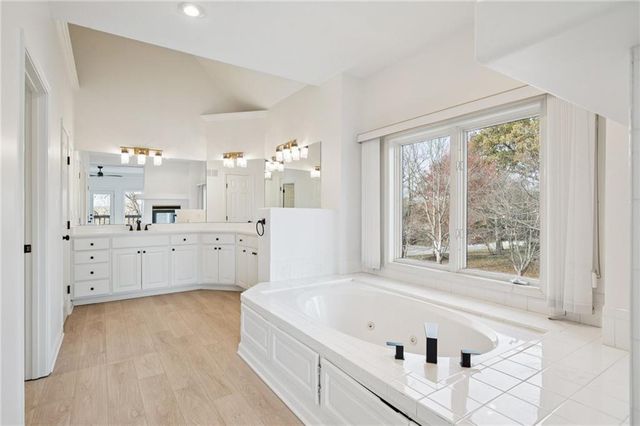 5305 NW Bluff Drive, Kansas City, MO 64152