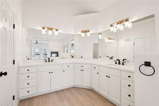 5305 NW Bluff Drive, Kansas City, MO 64152