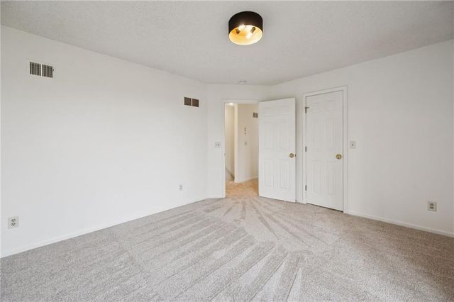 5305 NW Bluff Drive, Kansas City, MO 64152