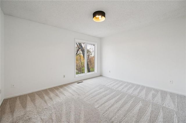 5305 NW Bluff Drive, Kansas City, MO 64152