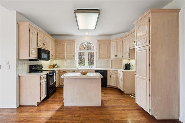 5305 NW Bluff Drive, Kansas City, MO 64152