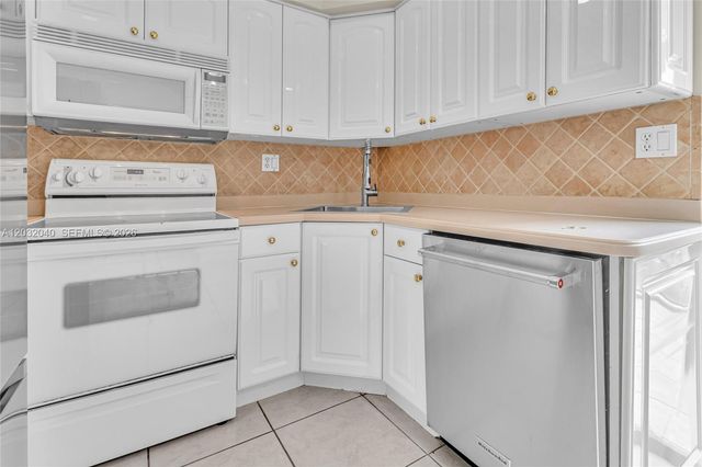 96 Wimbledon Lake Drive, Plantation, FL 33324
