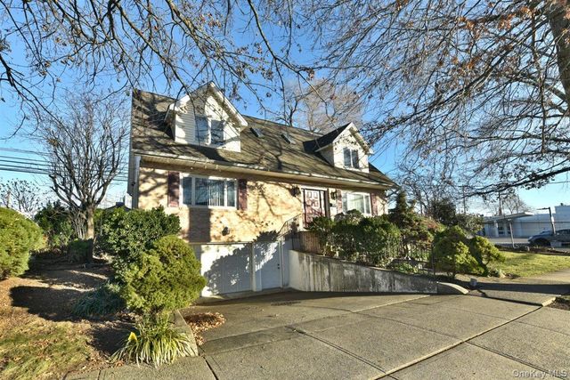 300 Pennsylvania Avenue, Mineola, NY 11501