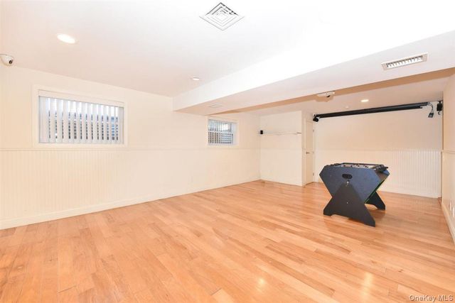 300 Pennsylvania Avenue, Mineola, NY 11501