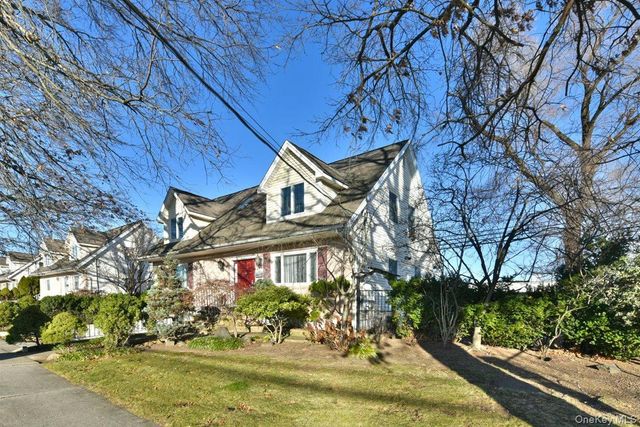 300 Pennsylvania Avenue, Mineola, NY 11501