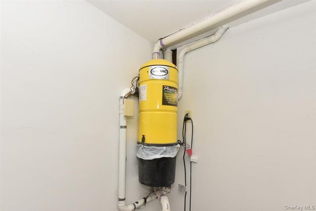 300 Pennsylvania Avenue, Mineola, NY 11501