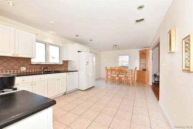 300 Pennsylvania Avenue, Mineola, NY 11501