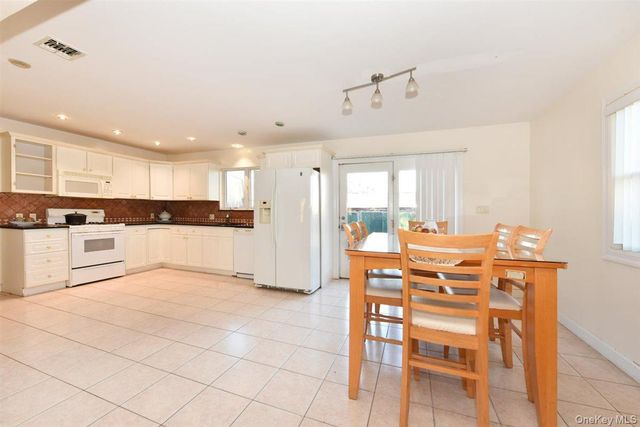 300 Pennsylvania Avenue, Mineola, NY 11501