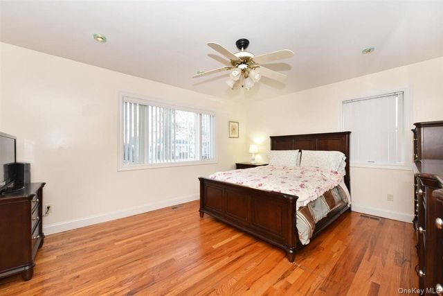 300 Pennsylvania Avenue, Mineola, NY 11501