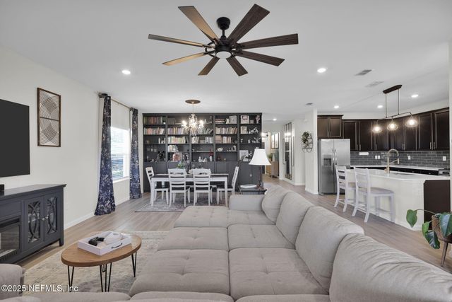 3916 CLOVERDALE Court, Middleburg, FL 32068