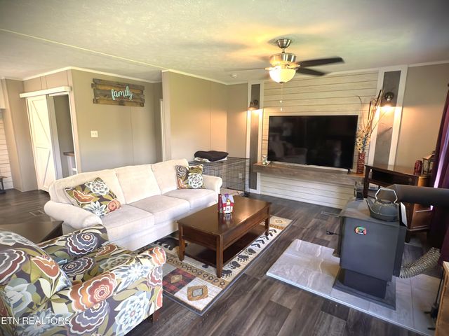 7055 Plateau Rd, Crossville, TN 38571