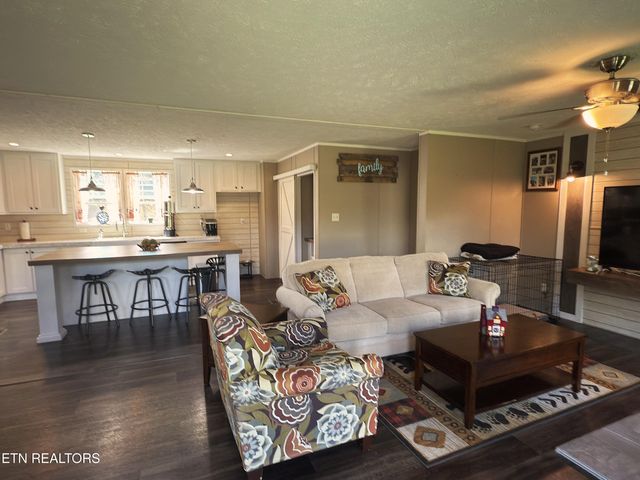 7055 Plateau Rd, Crossville, TN 38571