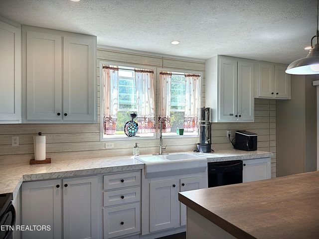 7055 Plateau Rd, Crossville, TN 38571