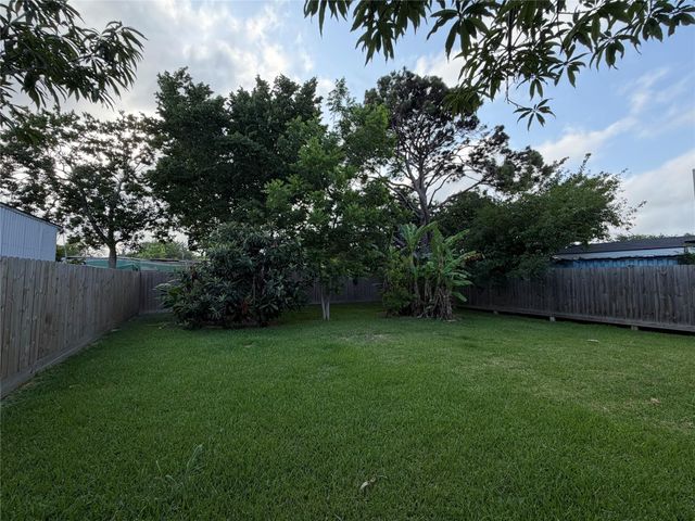 1130 10th Street, Dickinson, TX 77539