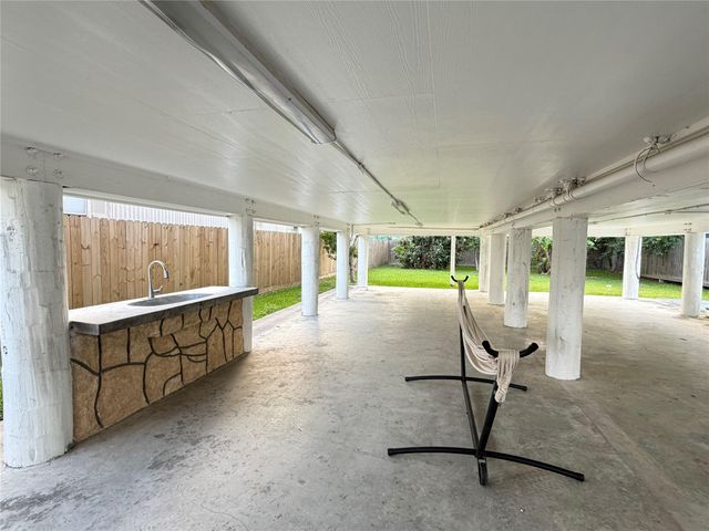1130 10th Street, Dickinson, TX 77539