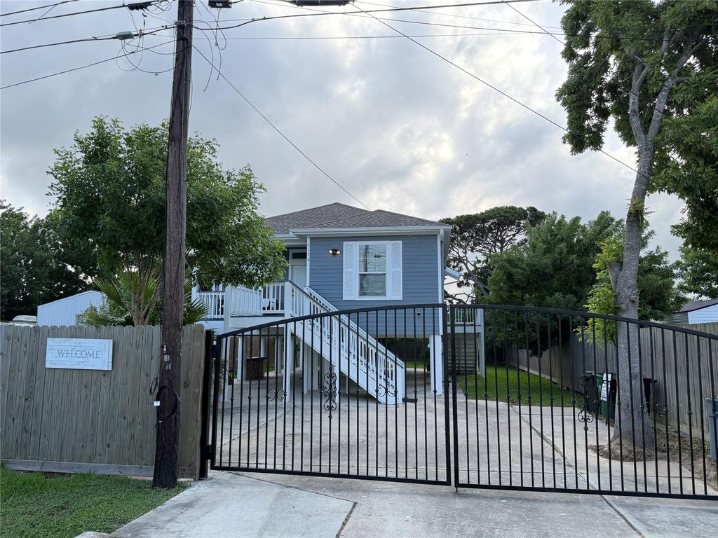 1130 10th Street, Dickinson, TX 77539