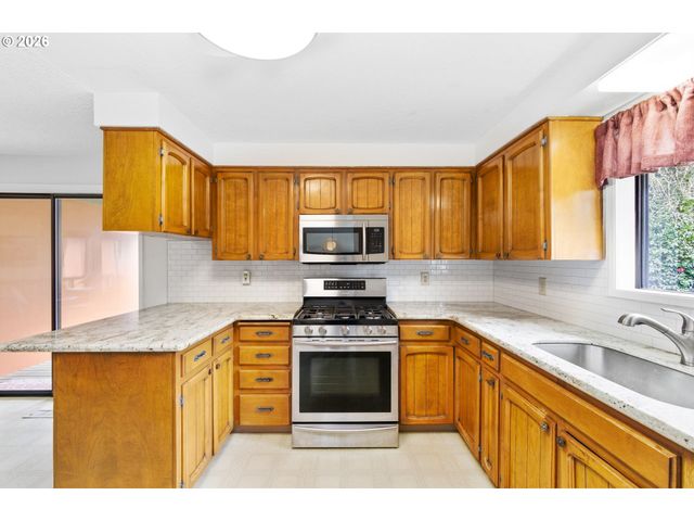 1180 Koffler Ave, Woodburn, OR 97071