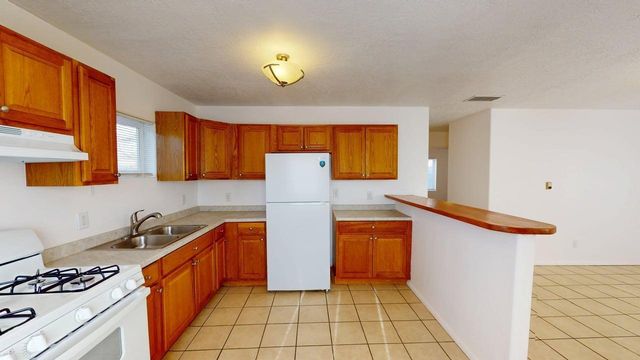 313 McKnight - Main, A & B Avenue NE, Albuquerque, NM 87102