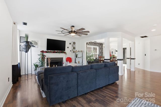 5825 Brookfield Pointe Drive, Charlotte, NC 28216