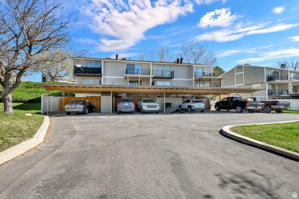 Image 4 of property listing at 846 S 1625 E #C, Clearfield, UT 84015