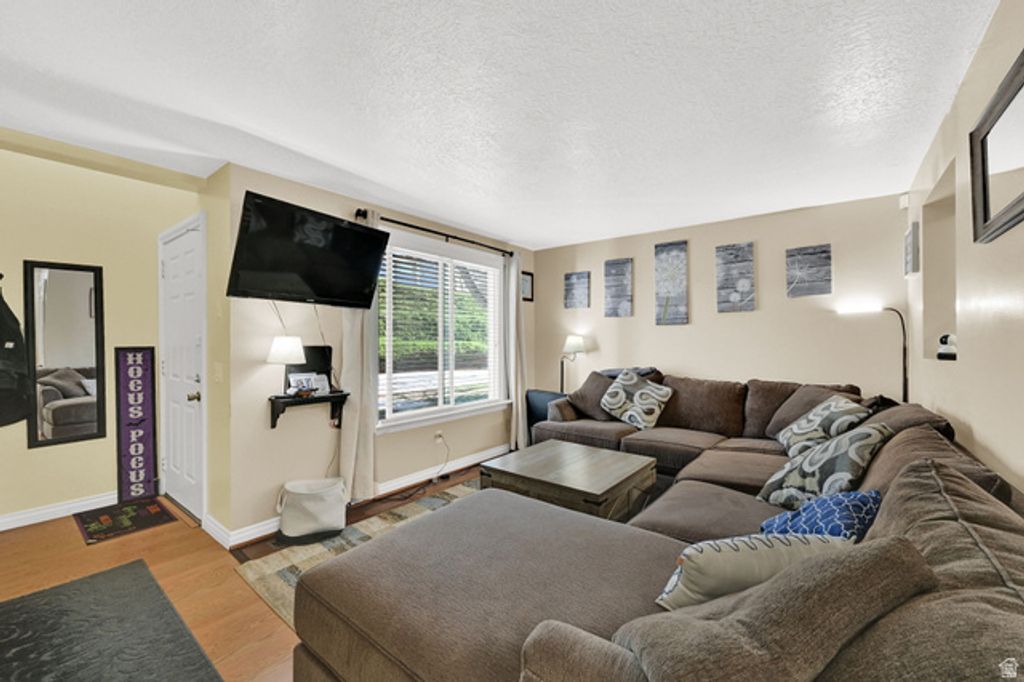 Image 6 of property listing at 846 S 1625 E #C, Clearfield, UT 84015