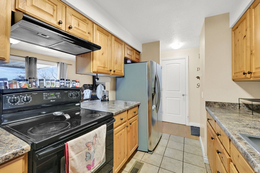 Image 10 of property listing at 846 S 1625 E #C, Clearfield, UT 84015